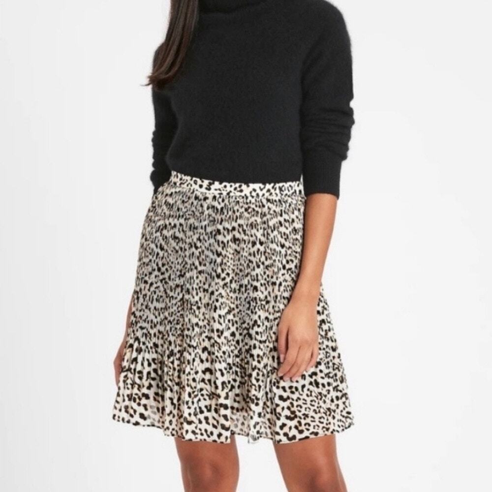 Y2K Banana Republic Leopard Pleated Skirt - Size 8